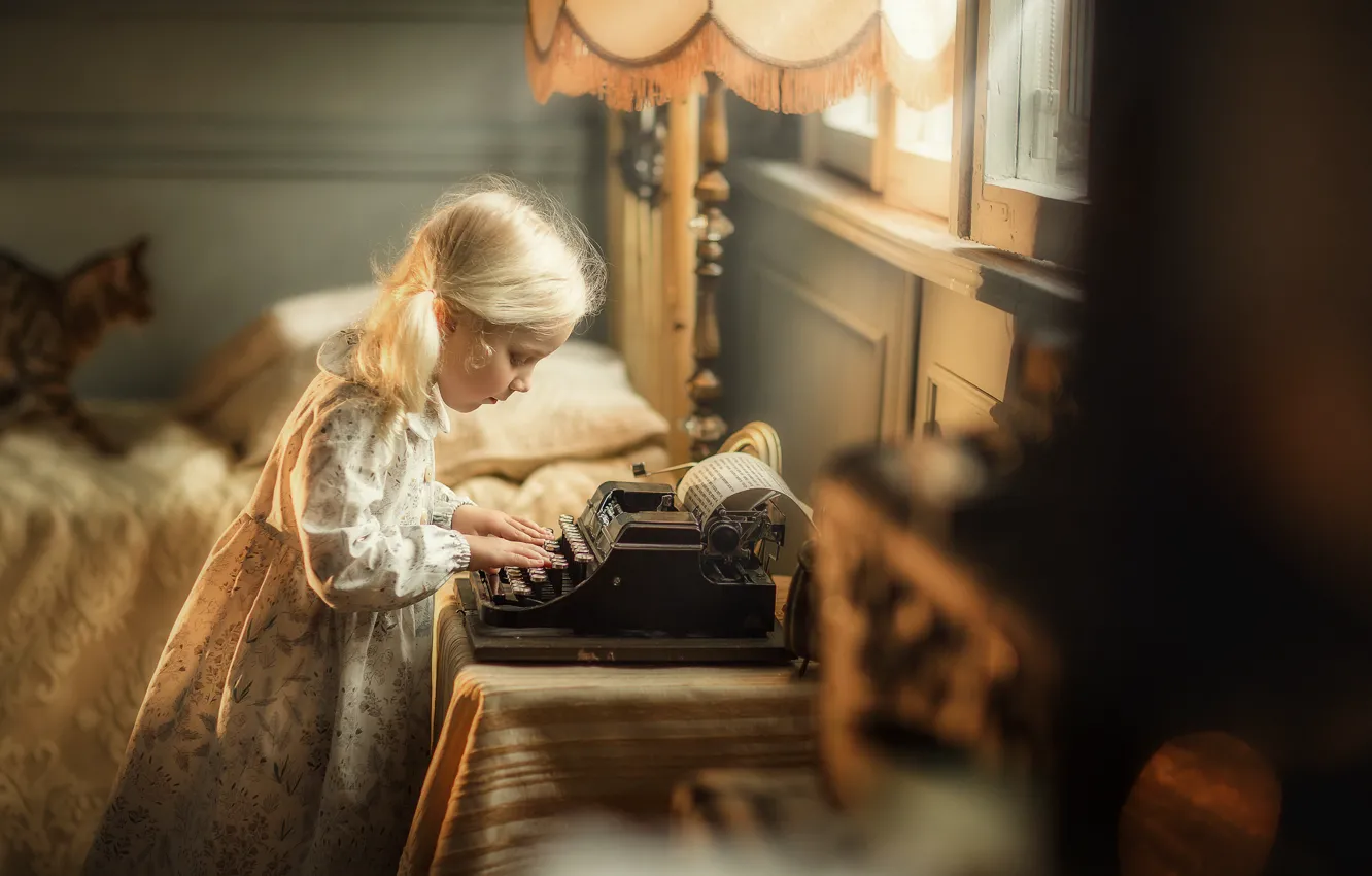 Фото обои девочка, пишущая машинка, Кристина Савченко