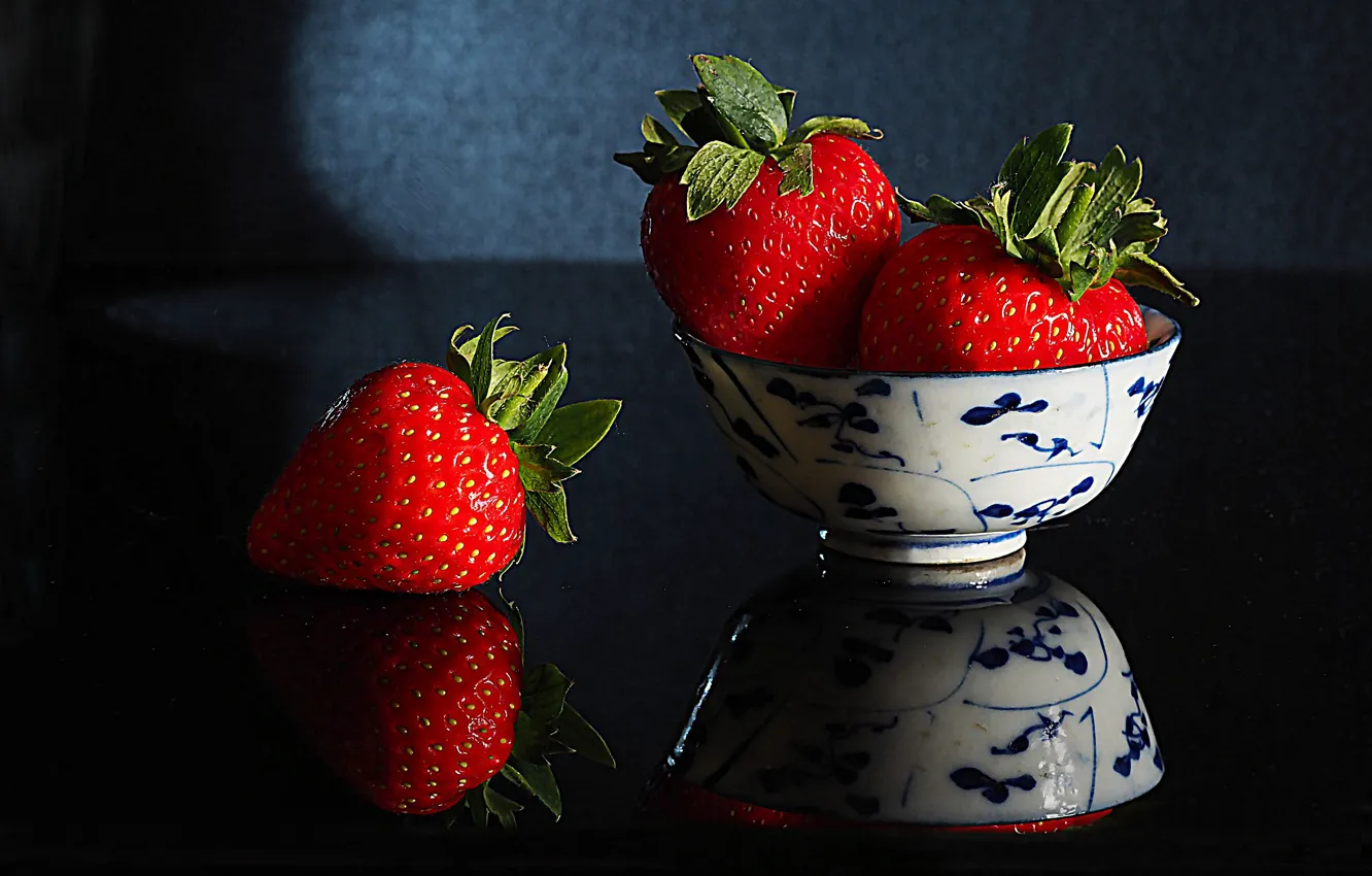 Фото обои ягоды, клубника, victoria, ваза, berries, виктория, vase, strawberries