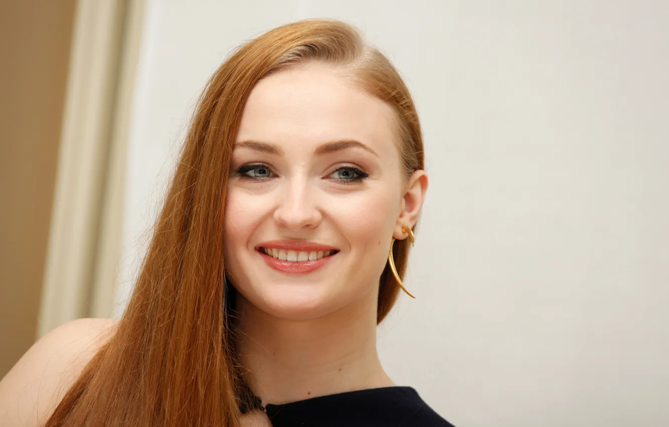 Фото обои улыбка, портрет, актриса, прическа, рыжеволосая, Sophie Turner, Софи Тернер