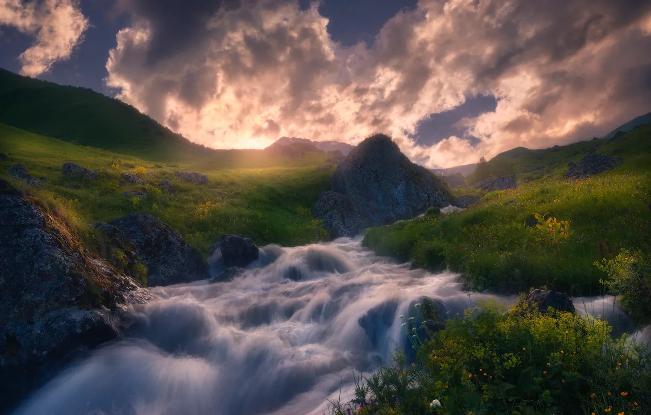 Фото обои трава, пейзаж, закат, горы, природа, река, камни, течение