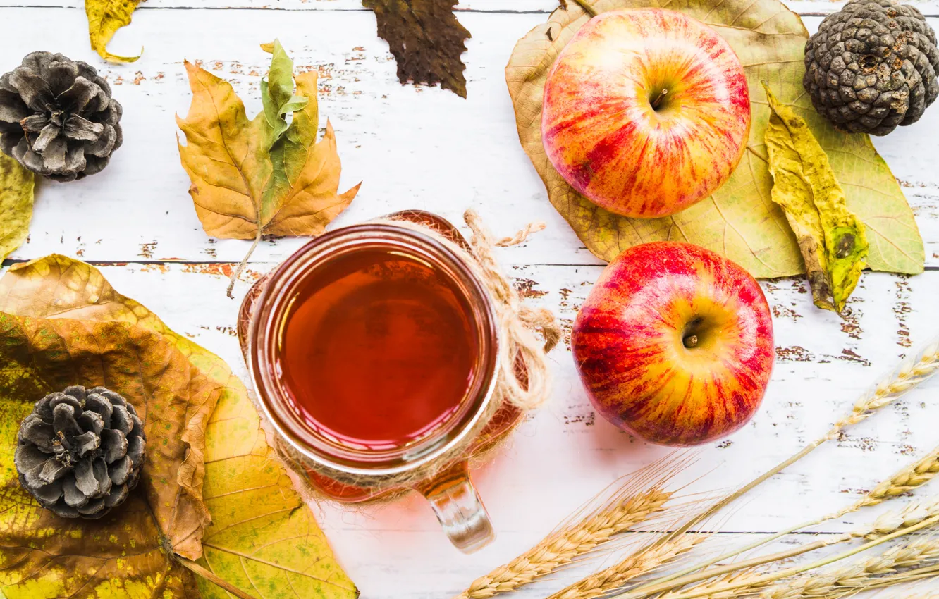 Фото обои осень, листья, стол, яблоки, колоски, чашка, напиток, шишки