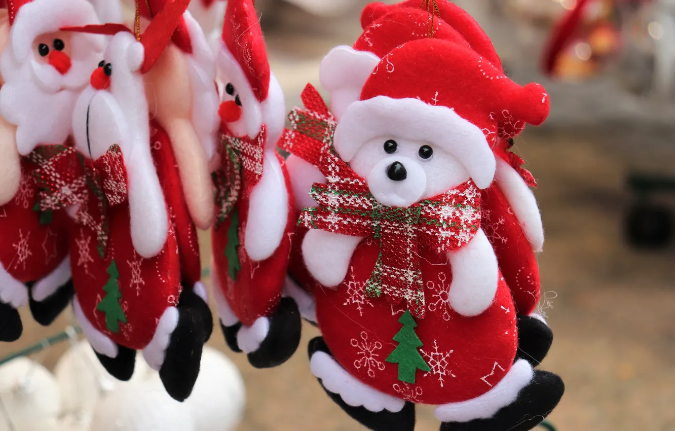 Фото обои зима, белый, красный, праздник, игрушки, шарф, медведь, Рождество
