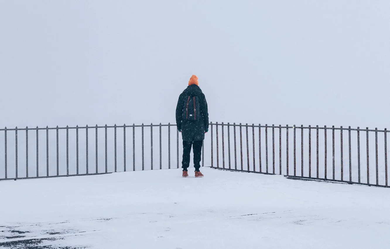 Фото обои зима, снег, забор, человек