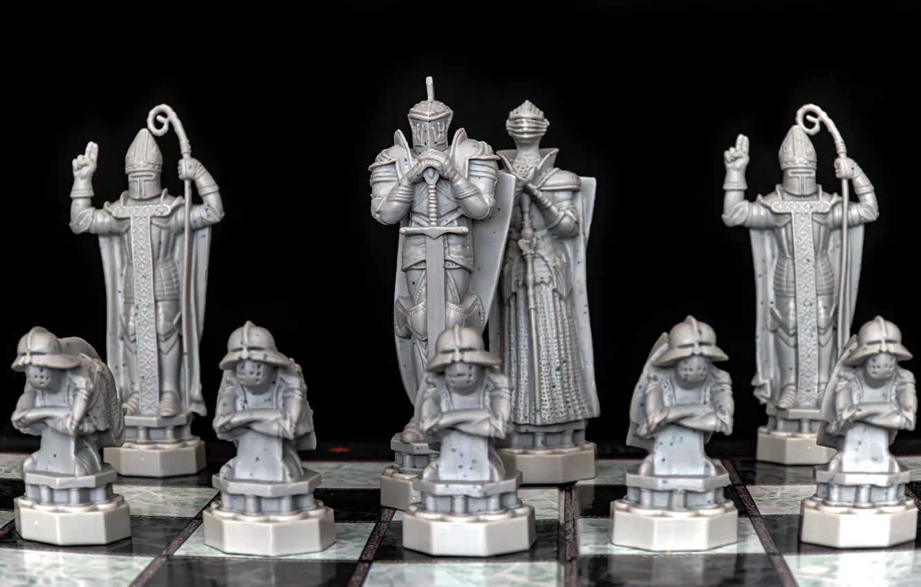 Фото обои человечки, меч, шахматы, черный фон, воины, тамплиеры, рыцари, фигурки