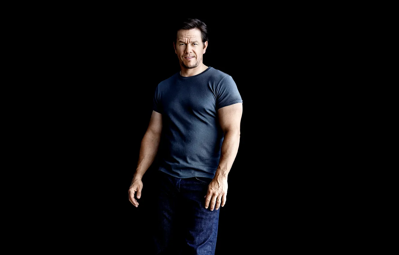 Фото обои джинсы, футболка, фотограф, актер, черный фон, журнал, Марк Уолберг, Mark Wahlberg