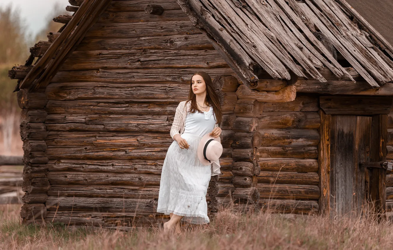 Фото обои трава, девушка, природа, дом, шляпа, шатенка, изба, Сергей Сергеев