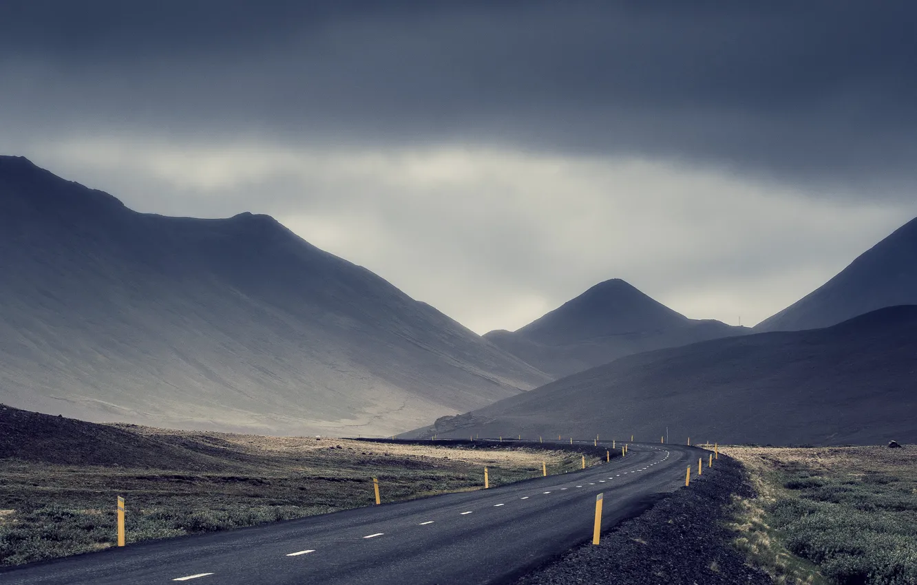 Фото обои дорога, гроза, поле, горы, серые облака