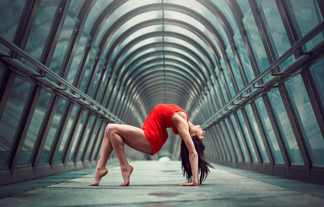 Фото обои девушка, город, фигура, изгиб, грация, ножки, в красном, гимнастка