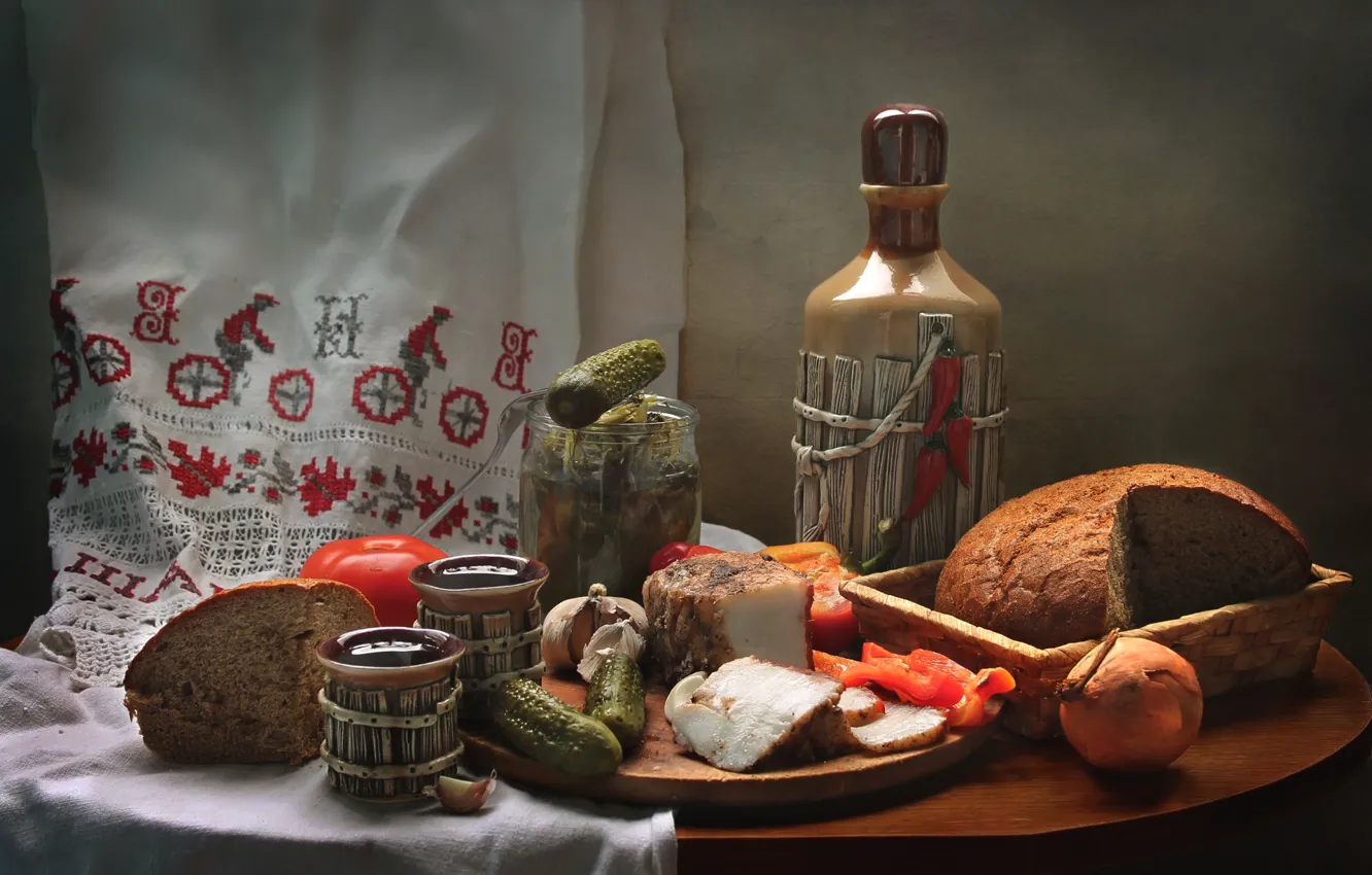 Фото обои лук, хлеб, натюрморт, помидор, огурцы, чеснок, закуска, сало