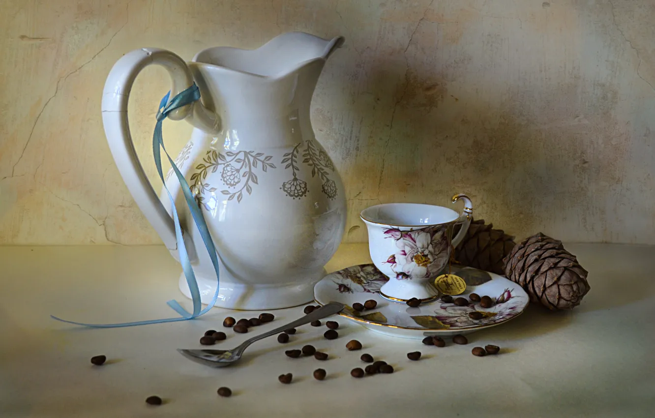 Фото обои стол, кофе, ложка, чашка, кувшин, натюрморт, шишки, предметы