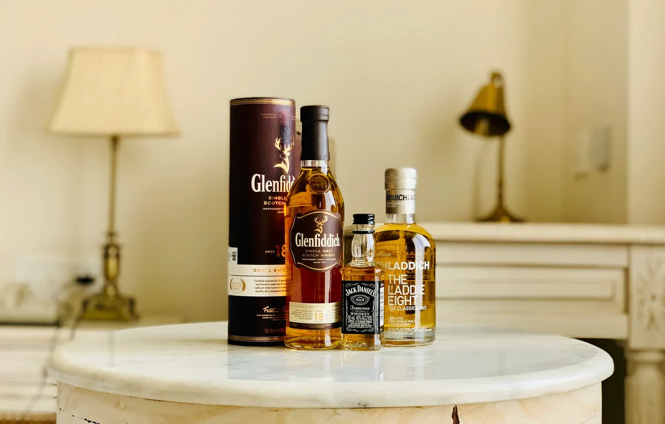 Фото обои стол, лампа, виски, Jack Daniels, Bruichladdich, Glenfiddich