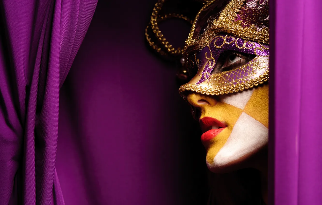 Фото обои девушка, маска, фиолетовые, шторы, грим, портьеры, кулисы