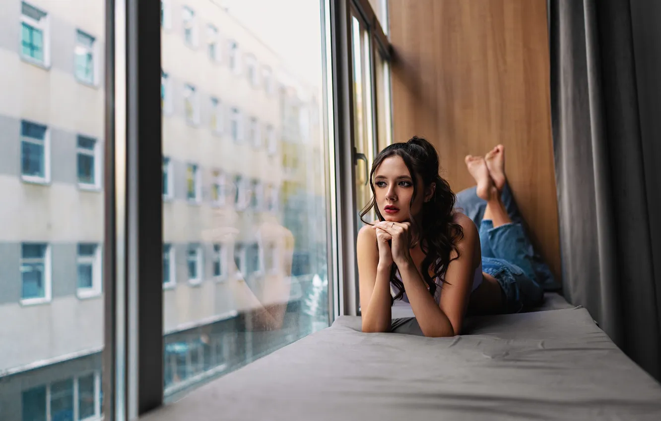 Фото обои девушка, model, tattoo, jeans, brunette, makeup, red lipstick, Looking Out Window