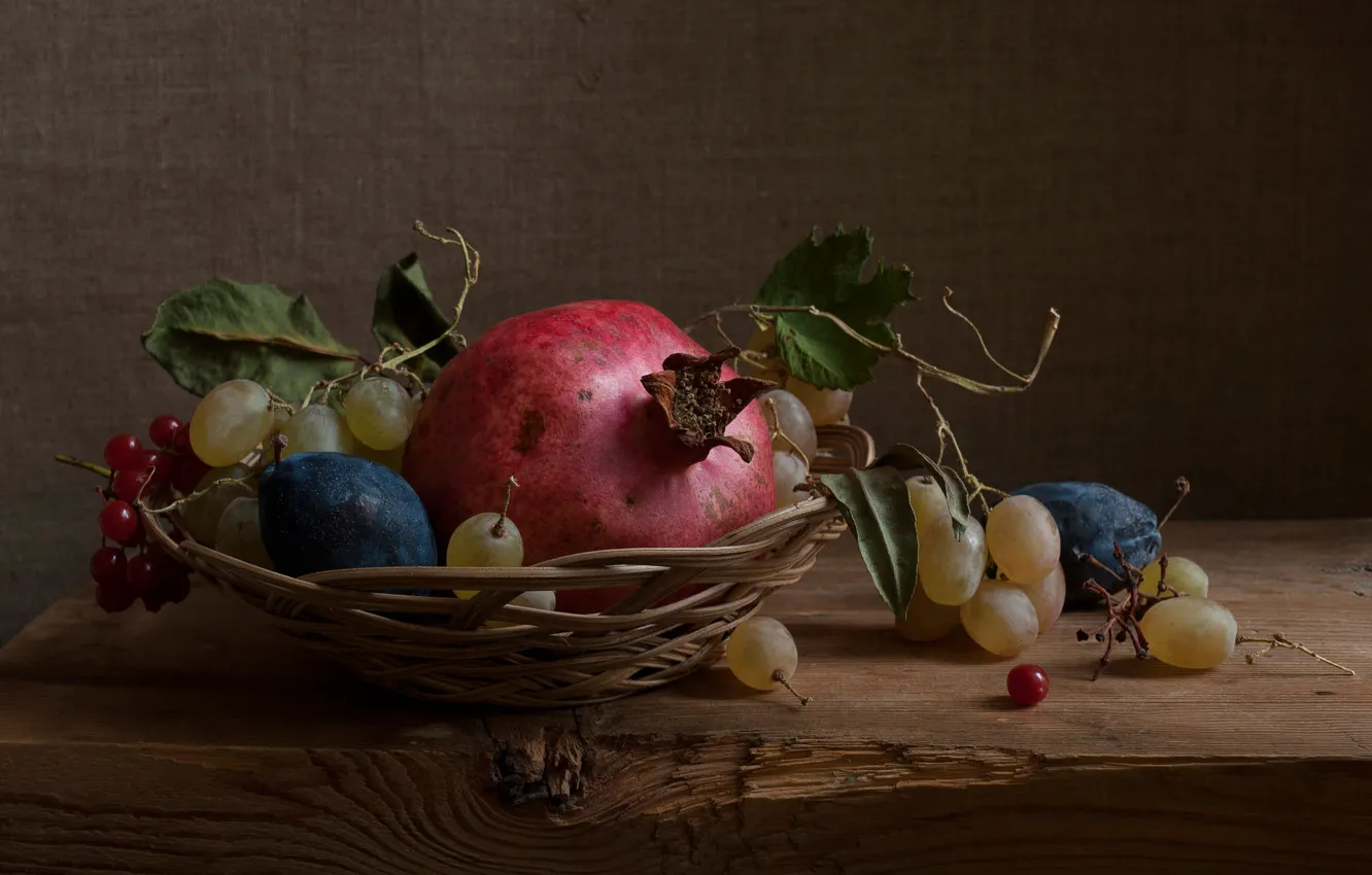 Фото обои листья, доски, виноград, фрукты, натюрморт, сливы, плетенка, гранат