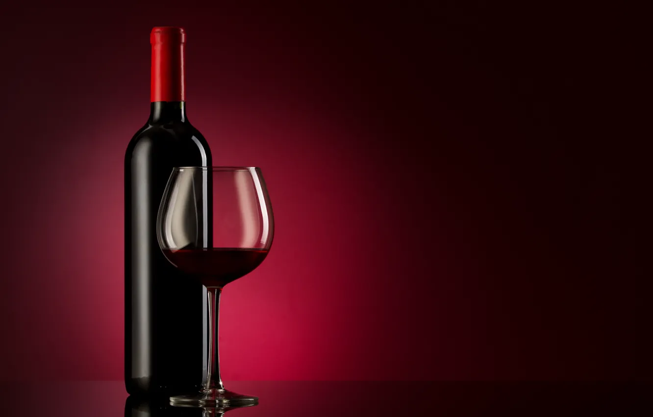 Фото обои стекло, фон, вино, красное, бокал, бутылка, алкоголь, бордовый