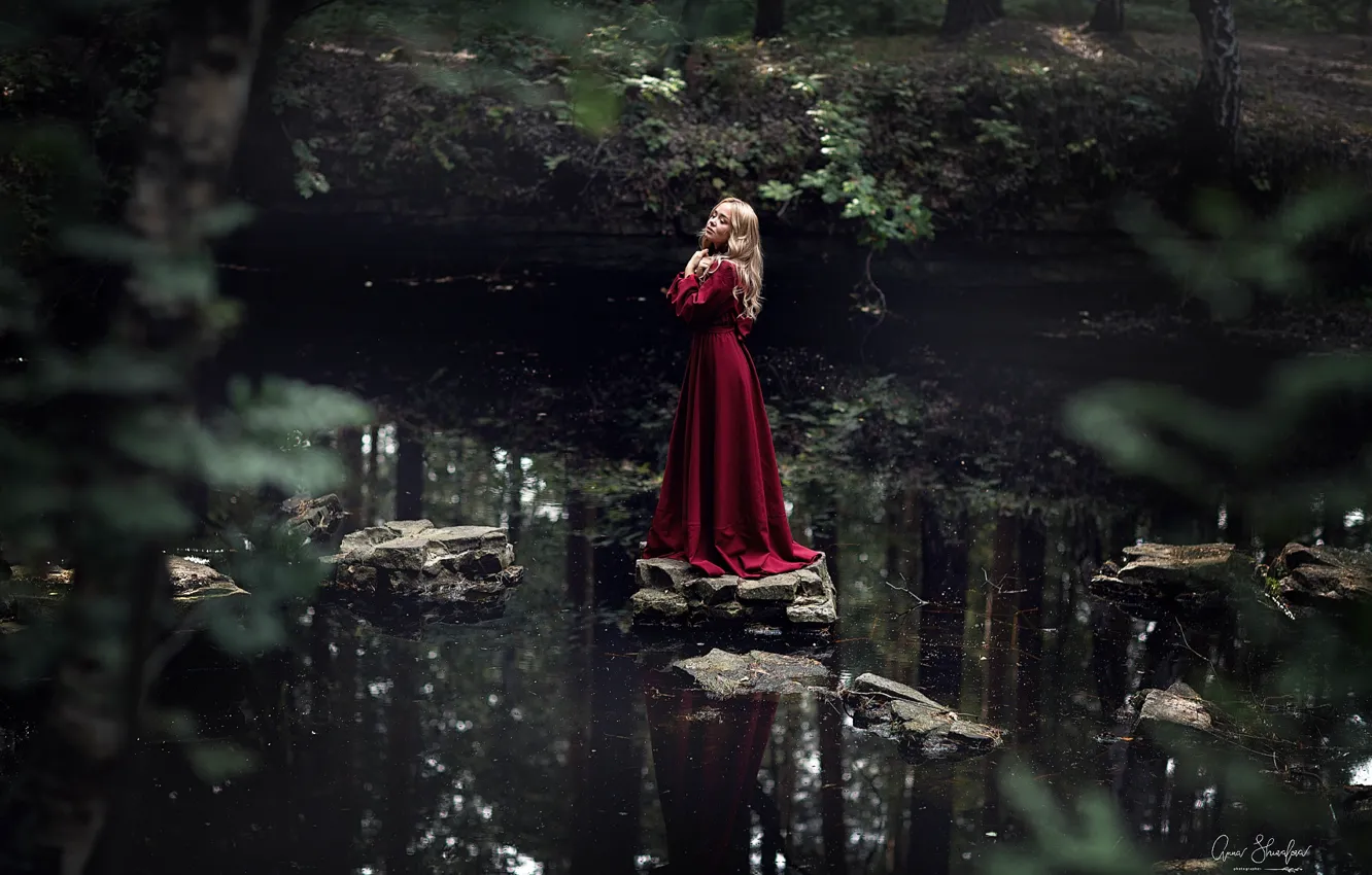 Фото обои взгляд, вода, девушка, природа, поза, река, камни, платье