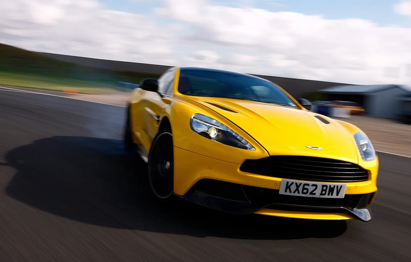 Фото обои дорога, желтый, Aston Martin, скорость, размытость, суперкар, передок, Vanquish