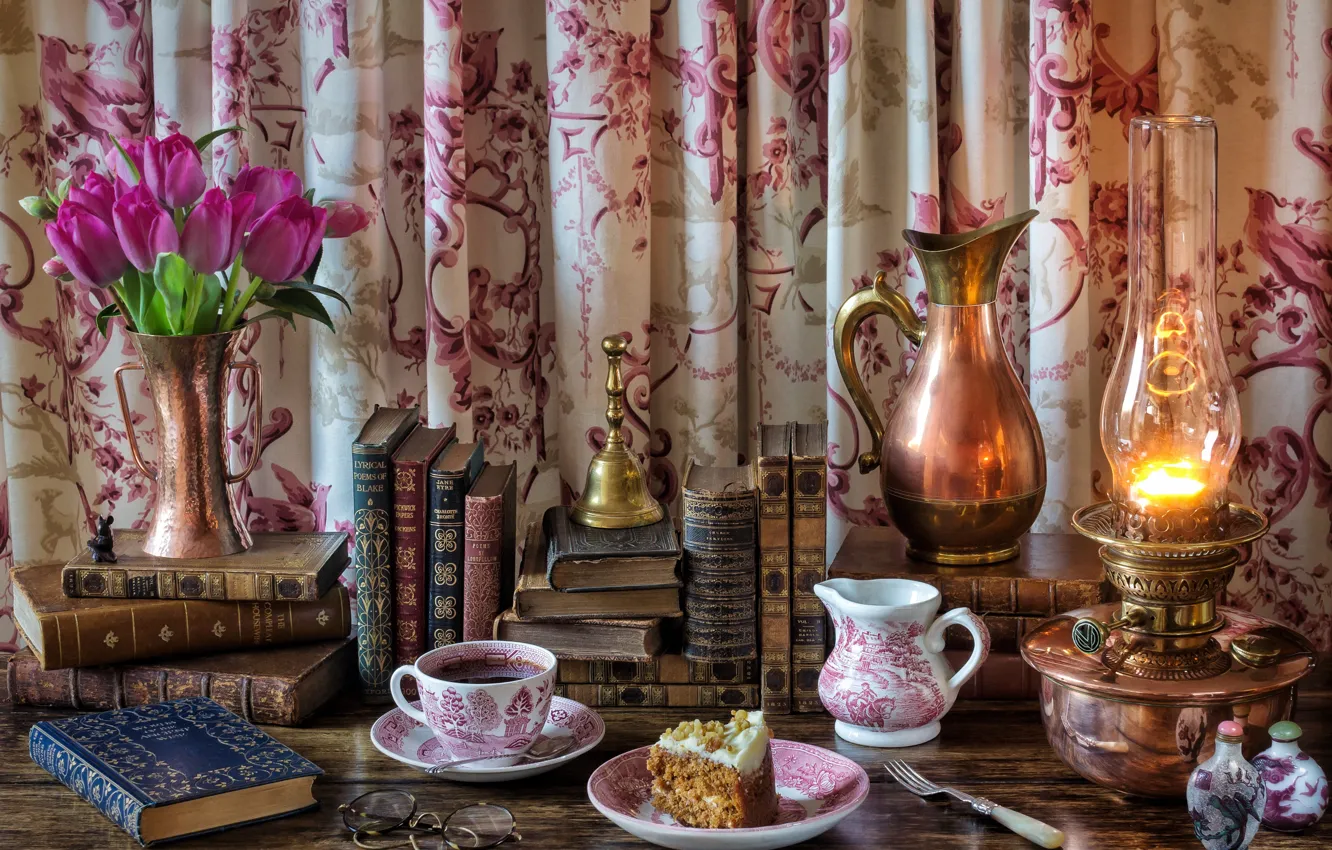 Фото обои цветы, стиль, чай, книги, лампа, очки, чаепитие, тюльпаны