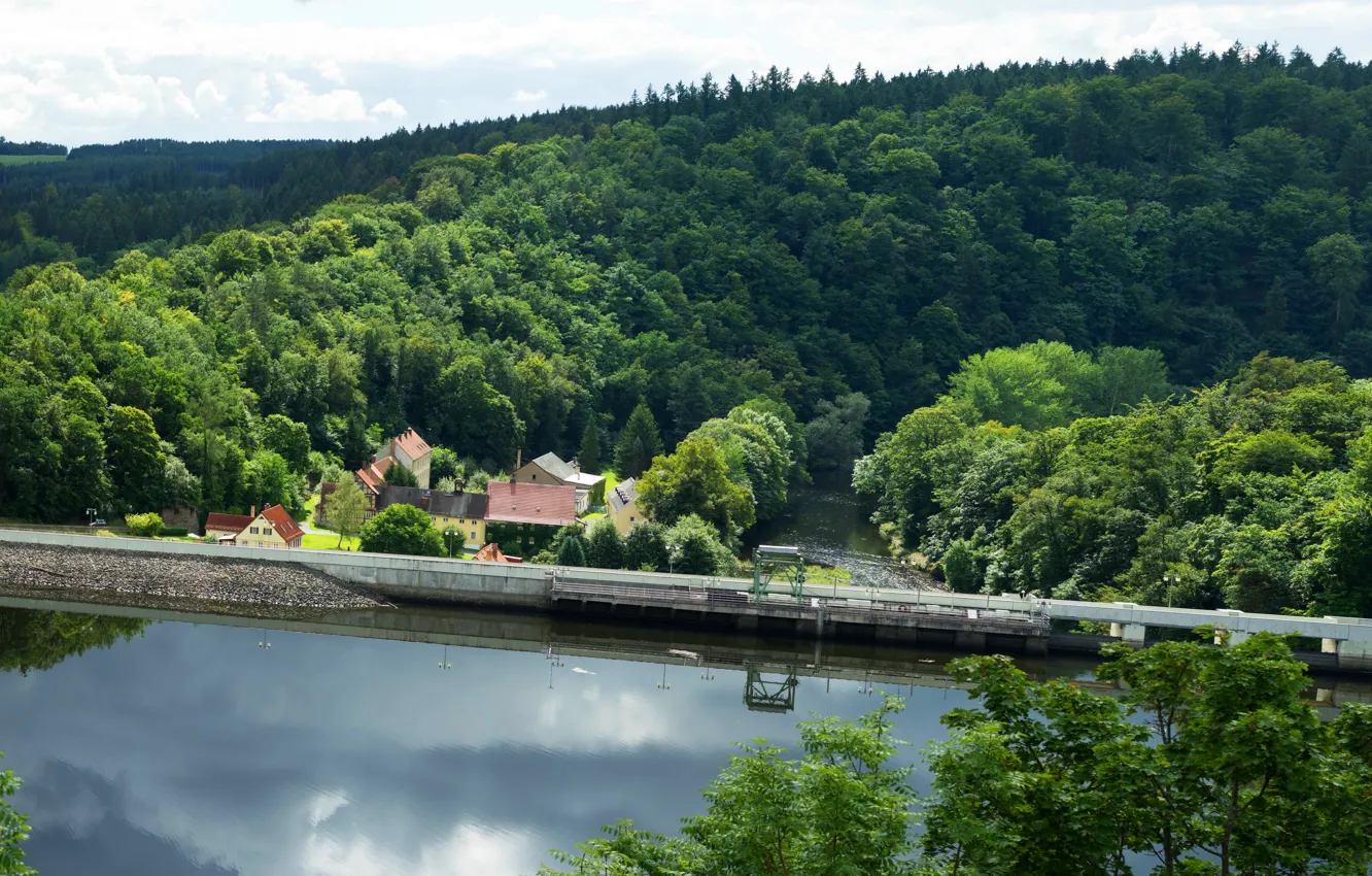 Фото обои зелень, лес, деревья, мост, река, Германия, панорама, домики