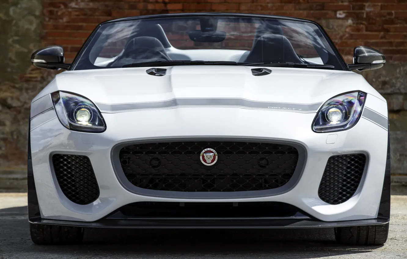 Фото обои белый, стена, Jaguar, кирпичи, решётка, бампер, передок, V8