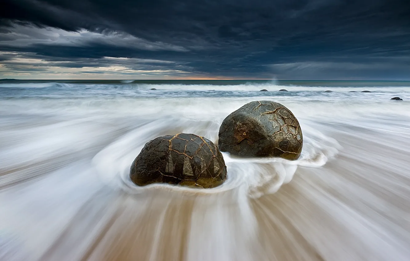Фото обои море, волны, пляж, небо, тучи, камни, выдержка