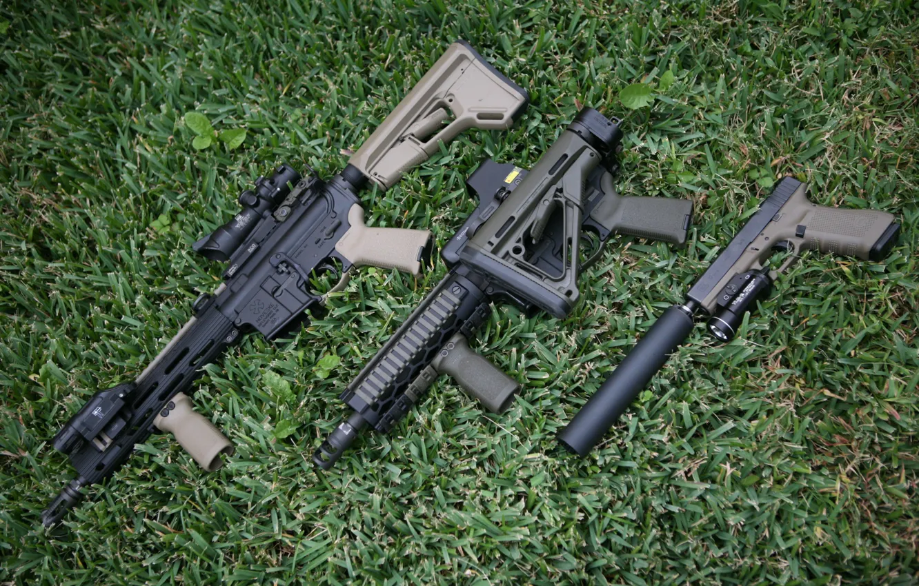 Фото обои трава, пистолет, оружие, штурмовые винтовки