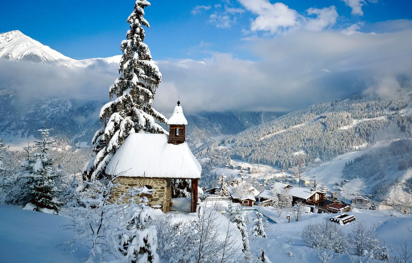 Фото обои зима, снег, горы, домик, ёлка