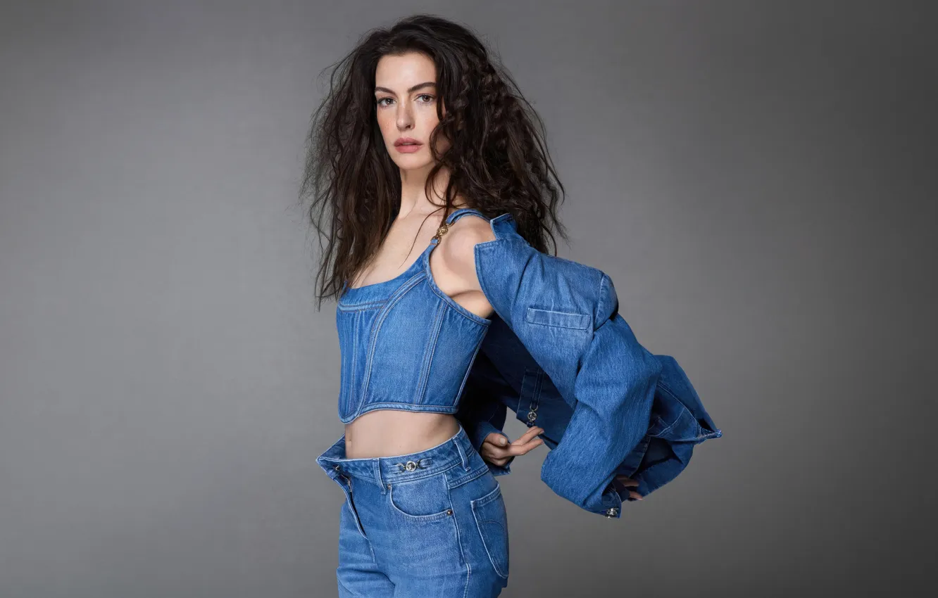 Фото обои icons, anne hathaway, versace