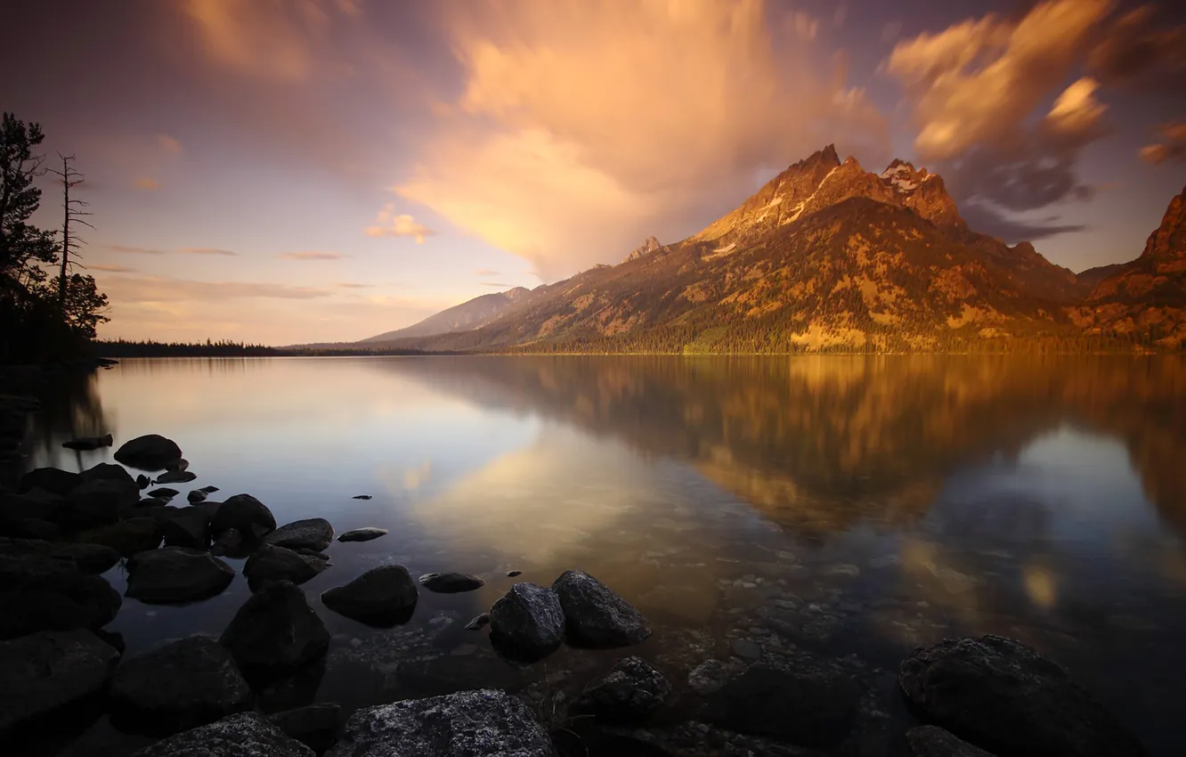 Фото обои прозрачность, облака, горы, озеро, отражение, камни, рассвет, гора