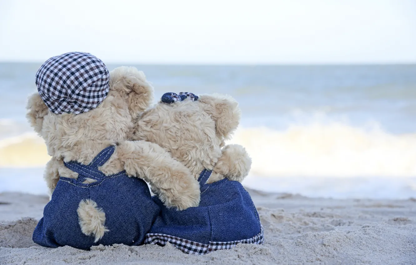 Фото обои песок, море, пляж, любовь, игрушка, медведь, пара, love