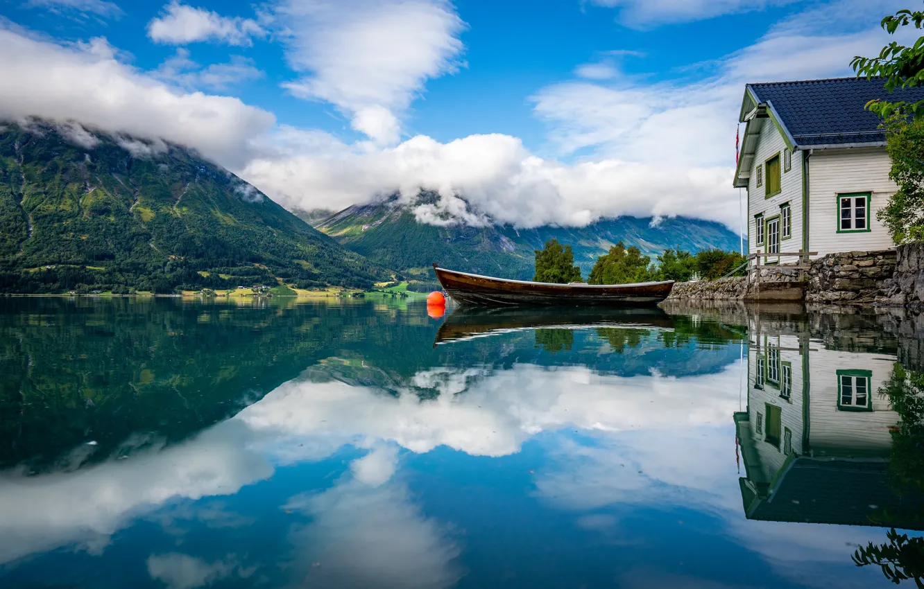 Фото обои облака, пейзаж, горы, природа, дом, отражение, лодка, Норвегия
