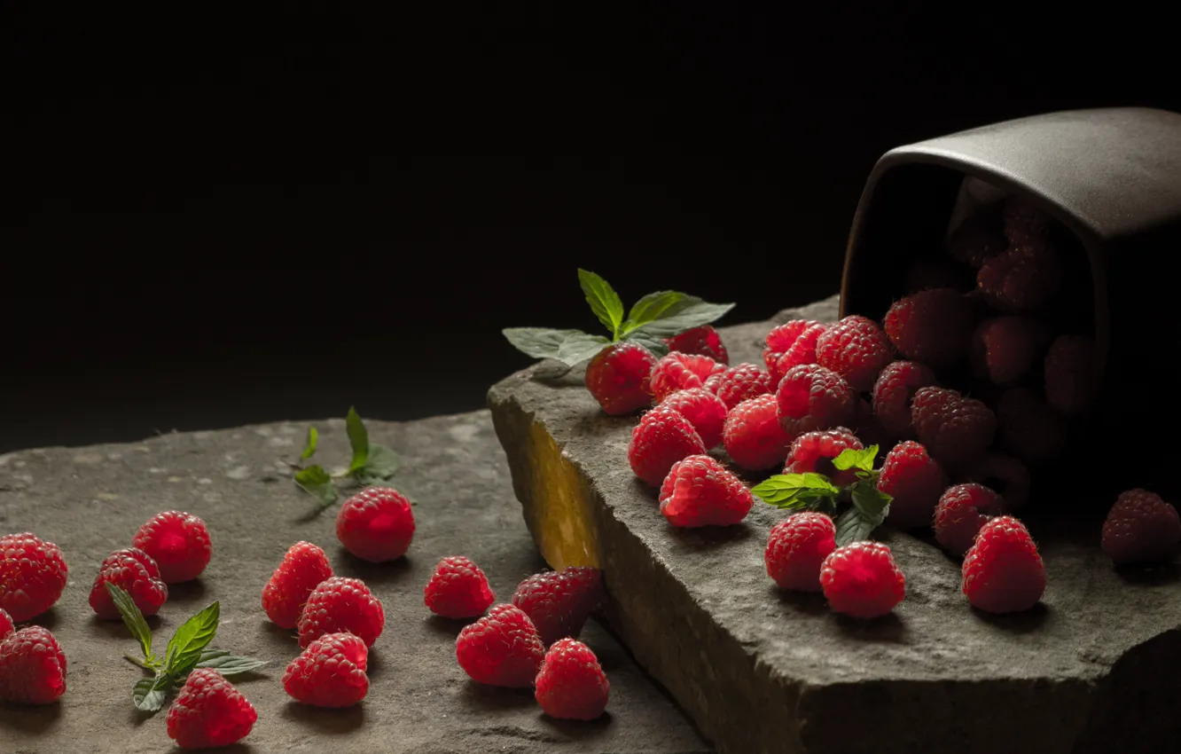 Фото обои ягоды, малина, камни, кружка, черный фон, россыпь