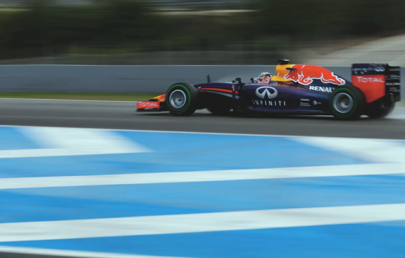 Фото обои Гонщик, Formula 1, Red Bull, Vettel, Чемпион, Sebastian, RB10