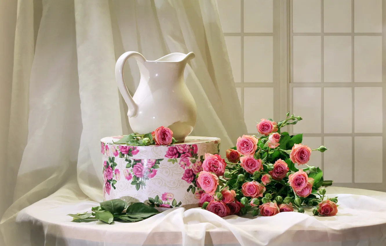 Фото обои цветы, стол, коробка, розы, букет, окно, белая, кувшин