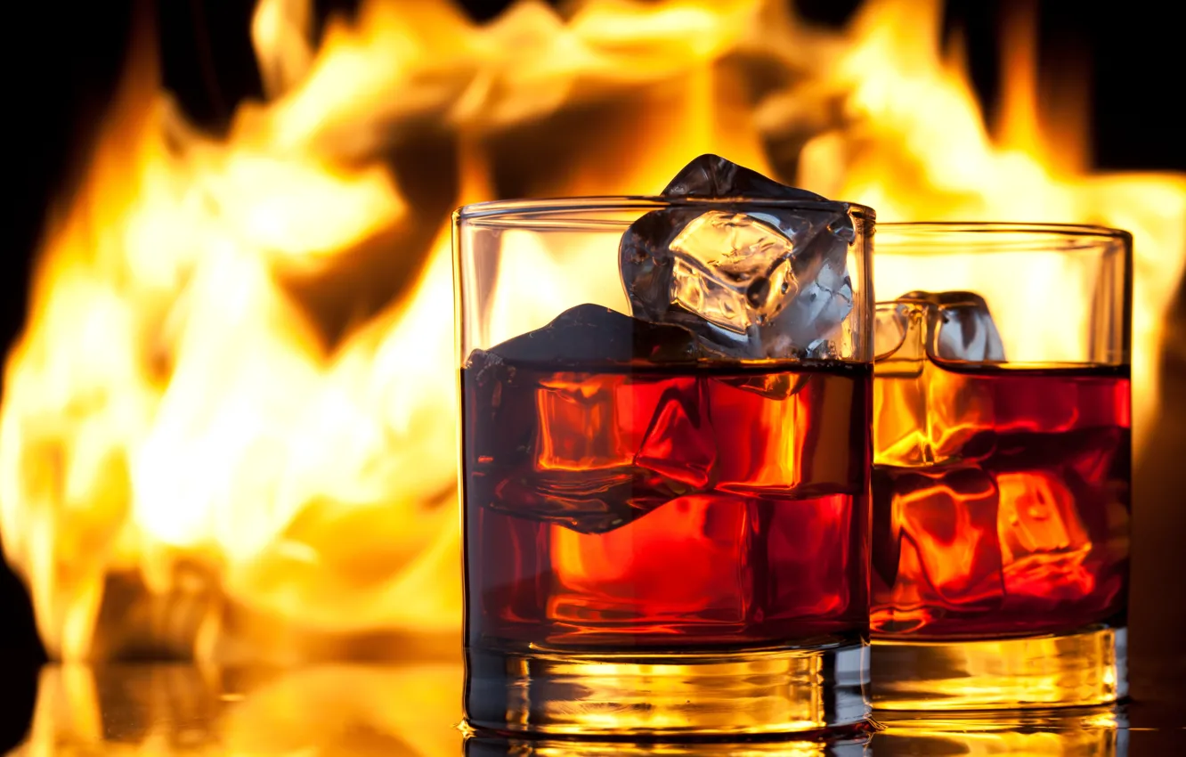 Фото обои лед, огонь, пламя, бокалы, напиток, виски