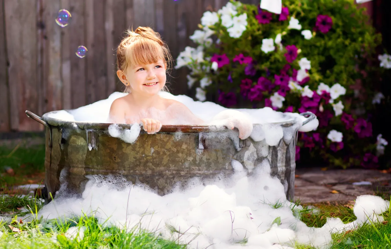 Фото обои цветы, улыбка, сад, мыльные пузыри, девочка, ванна, солнечно, ребёнок