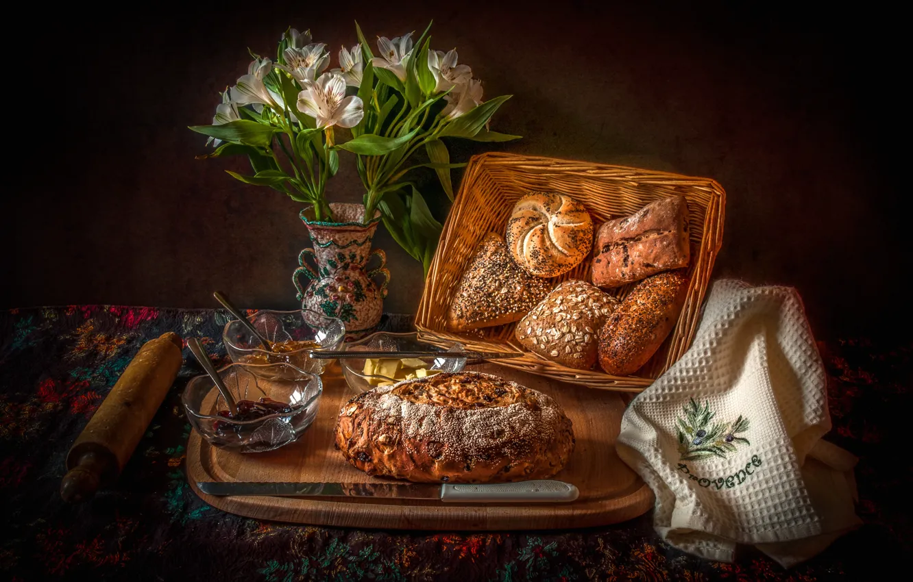 Фото обои цветы, полотенце, хлеб, нож, ваза, натюрморт, варенье, булка