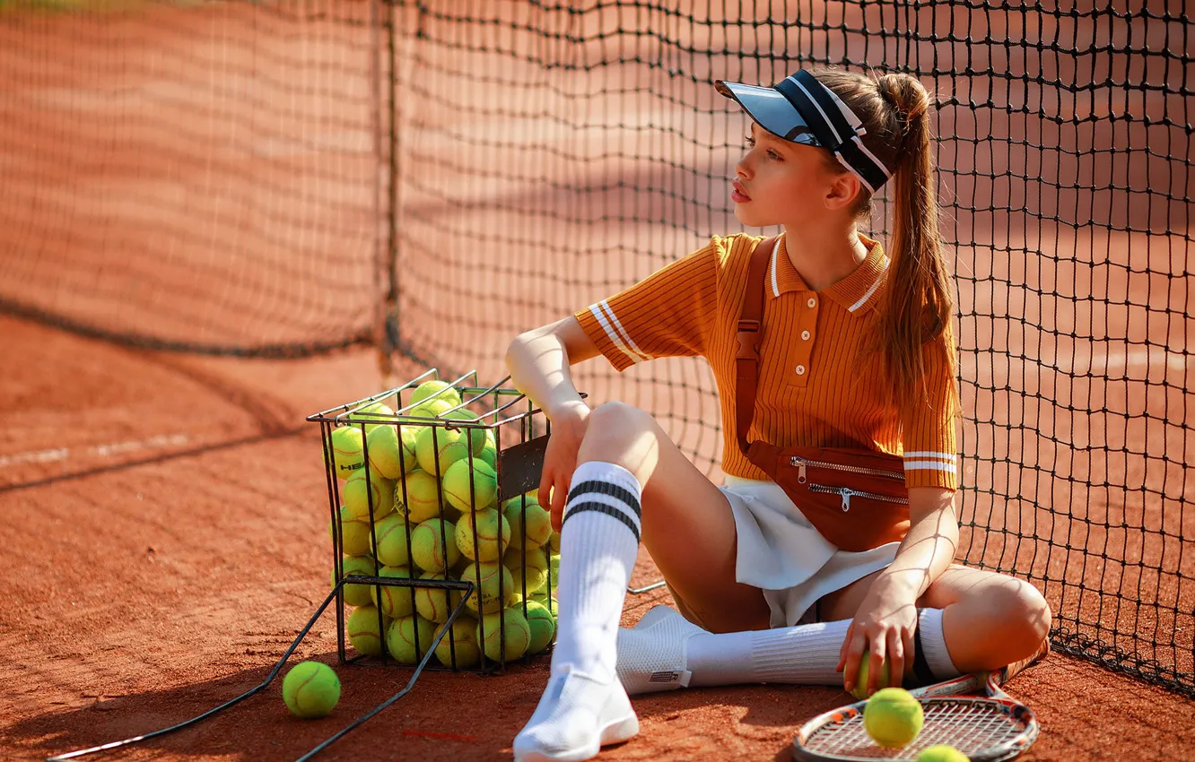 Фото обои девушка, поза, сетка, корзина, мячи, футболка, теннисистка, ракетка