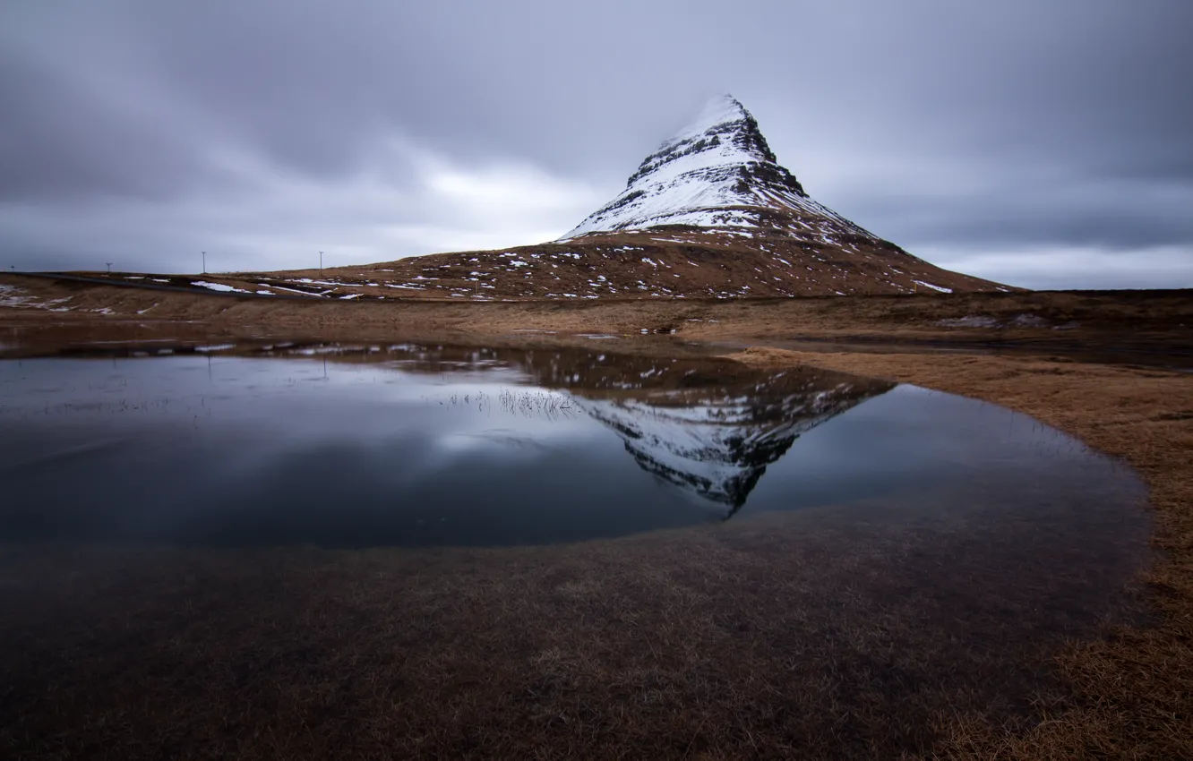 Фото обои небо, тучи, река, гора, вулкан, серое, Исландия, Kirkjufell