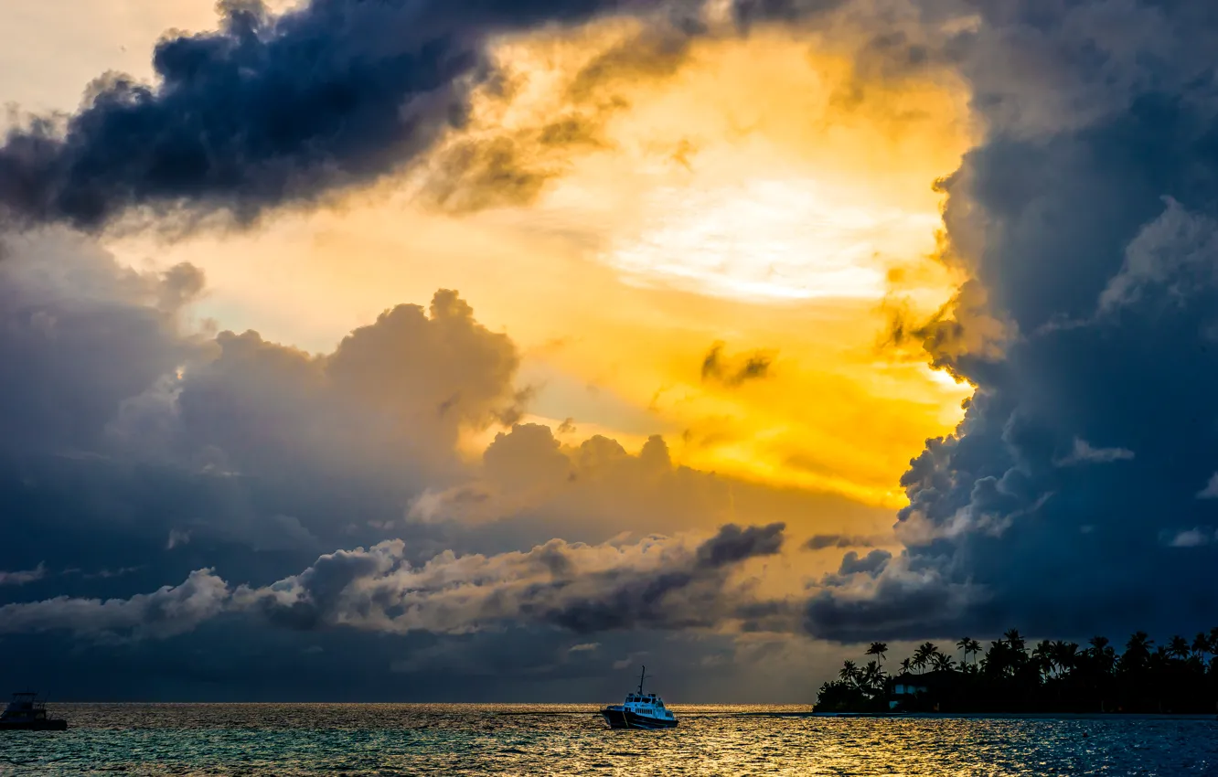 Фото обои море, небо, закат, тучи, пальмы, берег, Мальдивы, катера