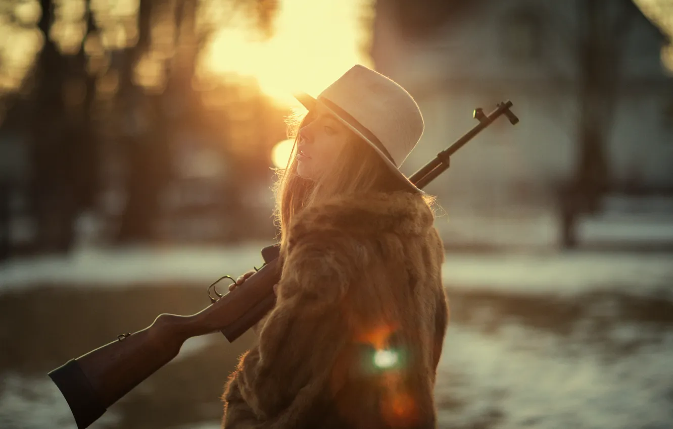 Фото обои девушка, лицо, рассвет, шляпа, мех, винтовка, Marta