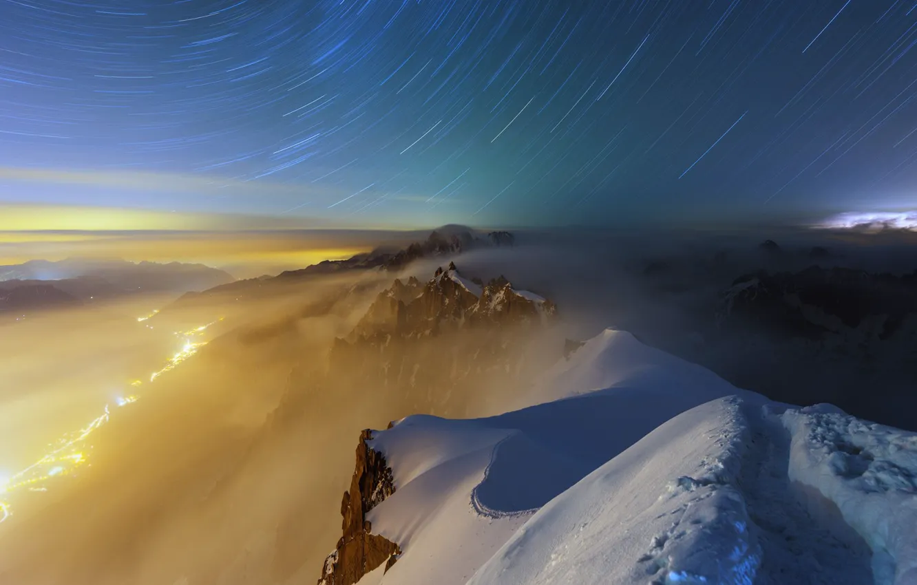 Фото обои небо, горы, ночь, огни, вершины, France, Star trails and clouds over, Aiguille du Midi and …