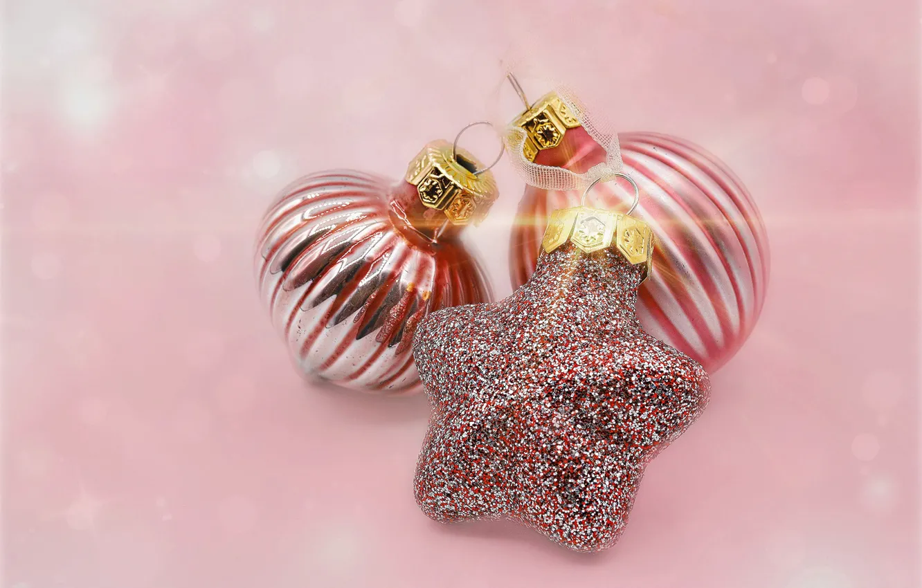 Фото обои Рождество, Новый год, розовый фон, ёлочные украшения, ёлочные игрушки