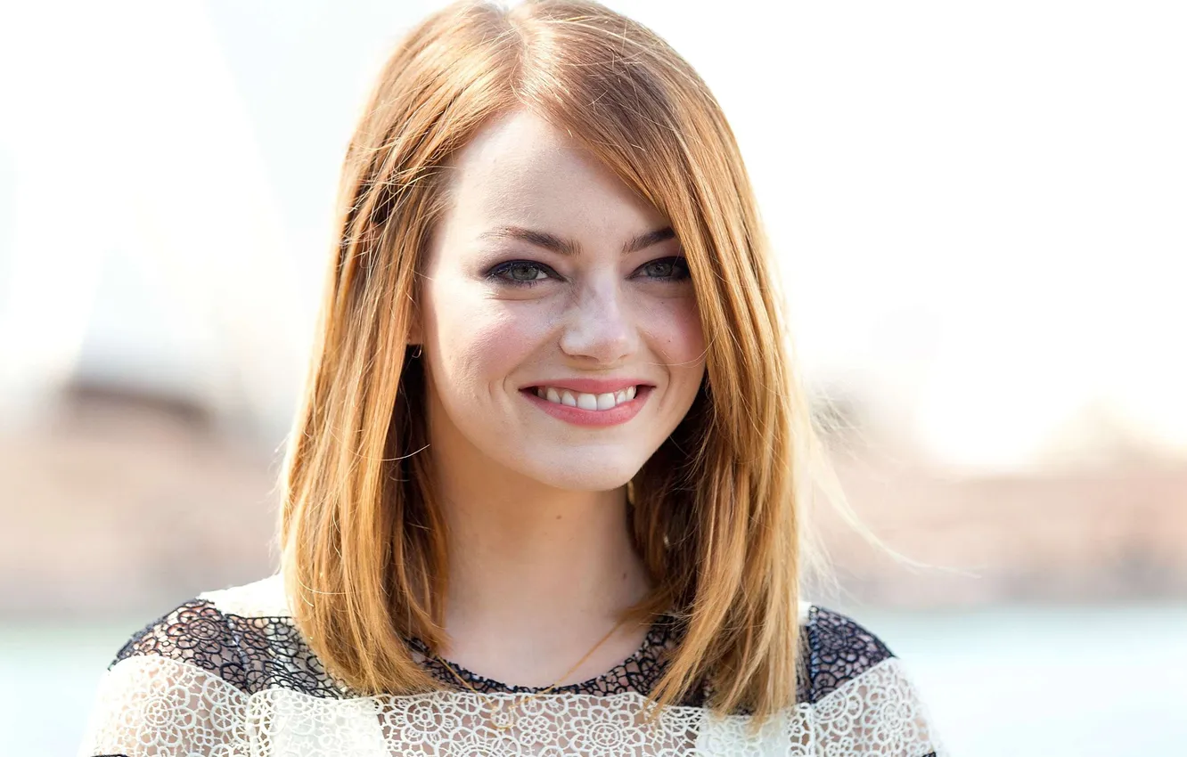Фото обои солнце, улыбка, портрет, актриса, рыжая, красотка, боке, Emma Stone