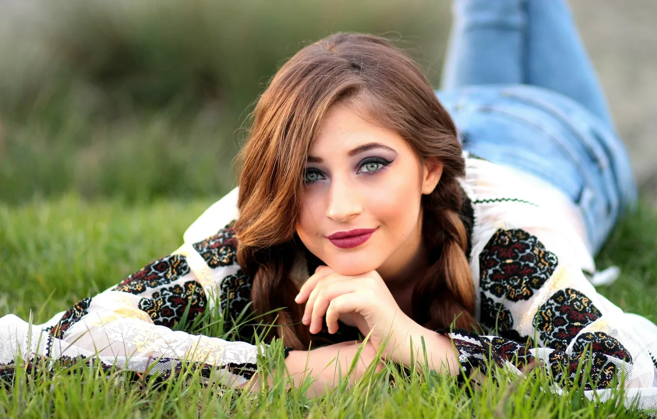Фото обои взгляд, улыбка, зеленая трава, милая, нежность, джинсы, green eyes, smile