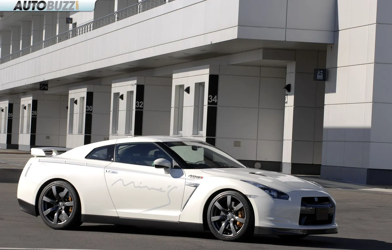 Фото обои белый, здание, спорткар, Nissan GTR