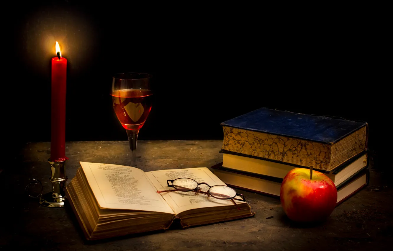 Фото обои бокал, книги, яблоко, свеча, очки, Tranquillity in the dark