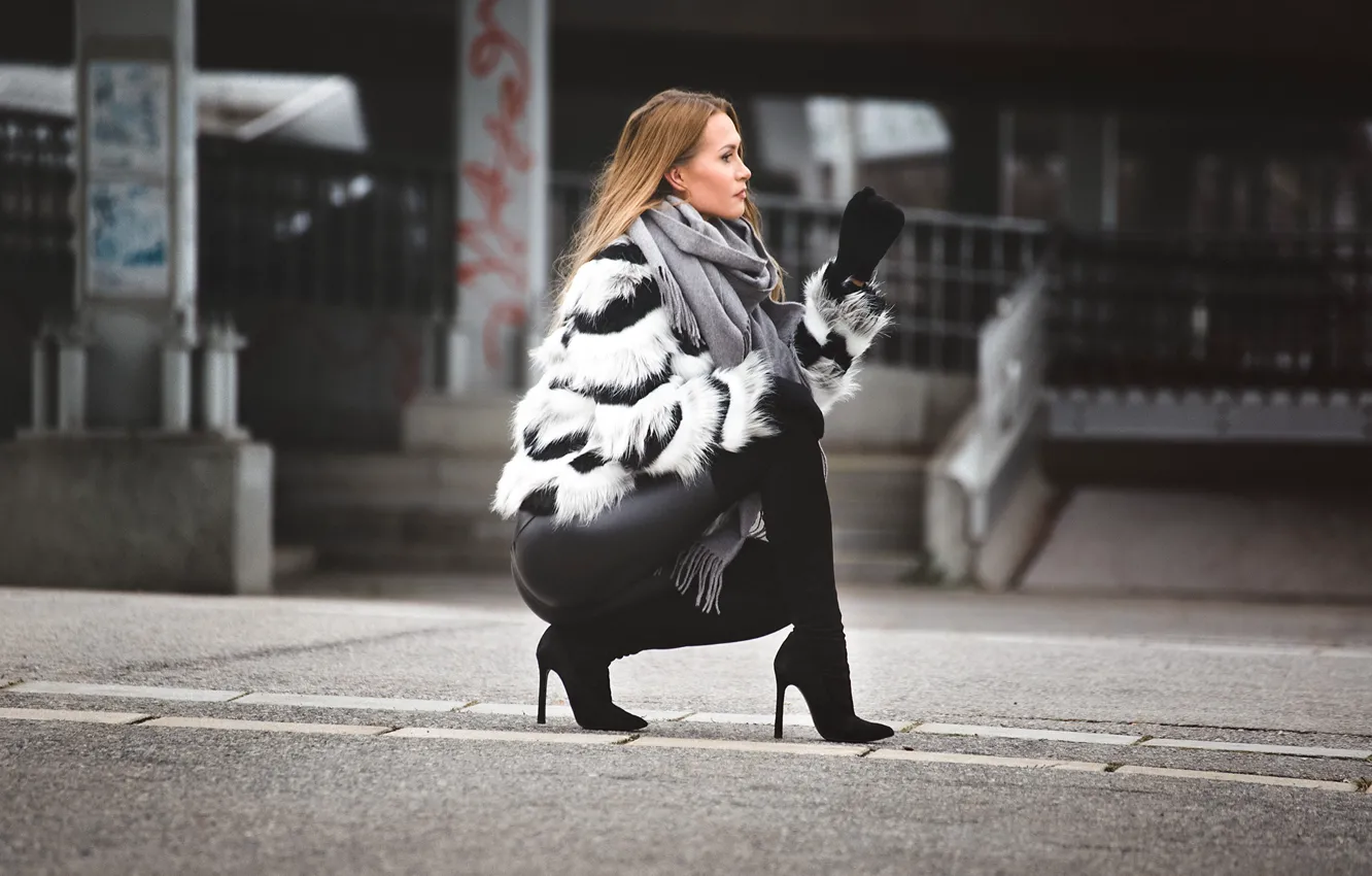 Фото обои девушка, стиль, модель, мех, ножки