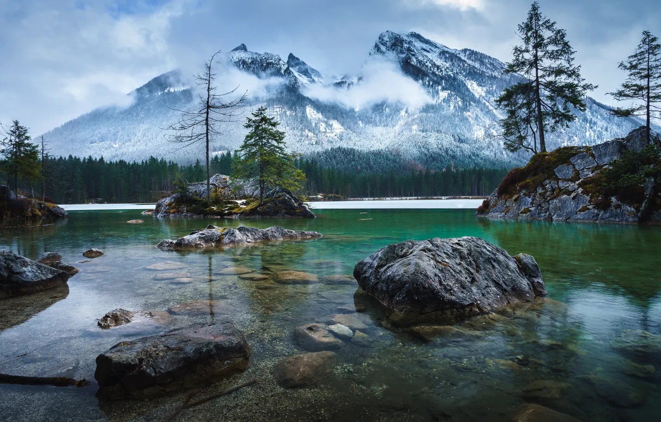 Фото обои зима, лес, снег, горы, озеро, камни, скалы, берег