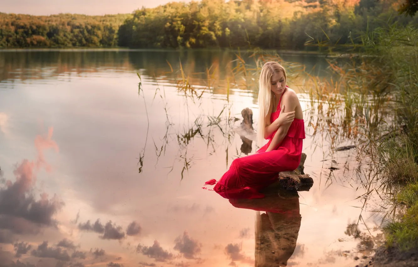 Фото обои девушка, озеро, отражение, в красном, в воде, Jörgen Petersen